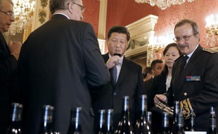 Le président chinois Xi Jinping goûte des vins à l'hôtel de ville de Lyon, le 25 mars 2014