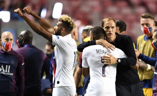 Les joueurs du PSG avec leur entraîneur Thomas Tuchel après leur victoire contre Atalanta, le 12 août 2020.