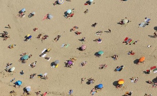 Des vacanciers sur une plage en France