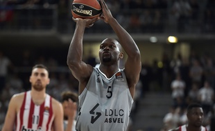Charles Kahudi, ici lors de la première victoire en Euroligue à l'Astroballe, le 4 octobre contre l'Olympiakos.