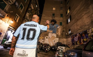 Un supporter de Naples rend hommage à Maradona.