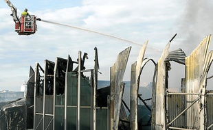 Le 2 novembre, l'incendie de l'incinérateur de Fos-sur-Mer qui a duré deux jours, a détruit le centre de tri.