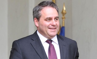 Le ministre du Travail et la Santé Xavier Bertrand à la sortie du Palais de l'Elysée, le 29 mars 2011.