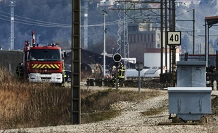 20 tonnes de biotéhanol se sont déversées dans les sol, après un déraillement à la gare de Sibelin, dans le Rhône/ AFP PHOTO / JEAN-PHILIPPE KSIAZEK
