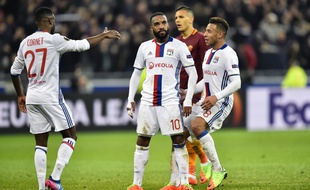 Alexandre Lacazette et Corentin Tolisso, ici aux côtés de Maxwel Cornet, après le dernier but de Lacazette face à l'AS Roma lors du match aller.