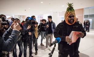 C'est vêtu d'une casquette ananas que le polémiste Dieudonné, soupçonné d'avoir dissimulé au fisc plus d'un million d'euros de recettes de ses spectacles et jugé notamment pour fraude fiscale et blanchiment, est arrivé au tribunal correctionnel de Paris pour l'ouverture de son procès.
