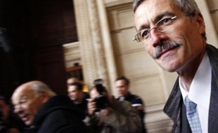 Le Conseil supérieur de la magistrature (CSM) a reporté mardi sa décision sur les poursuites disciplinaires contre le juge Renaud van Ruymbeke pour son action en marge de l'affaire Clearstream, jusqu'à la fin de cette procédure toujours à l'instruction.