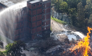 Un incendie dans un entrepôt de Jim Beam, dans le Kentucky, a détruit 45.000 fûts de 200 litres, le 2 juillet 2019.