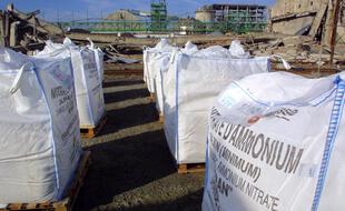 Des sacs de nitrates d'ammonium sur le site AZF, après l'explosion du hangar 221.