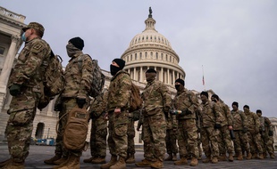 Des militaires surveillant le Capitole après les événements de ce mercredi