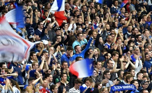 Les supporters de l'équipe de France lors du match amical contre le Cameroun le 30 mai 2016 à Nantes. / AFP / L.Venance