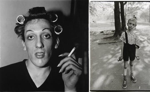 Deux photos de l'exposition Diane Arbus au Jeu de Paume. A gauche: «Jeune homme en bigoudis chez lui, Vingtième Rue, N.Y.C. 1966». A droite, «Enfant avec une grenade en plastique dans Central Park, New York 1962»