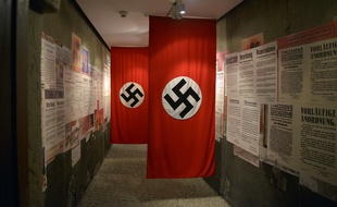 Des drapeaux nazis dans le musée Oskar Schindler Factory, à Cracovie en Pologne.