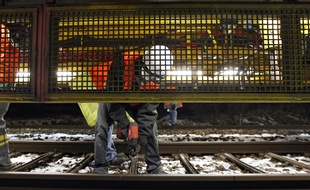 Un chantier nocturne sur des voies SNCF. Illustration