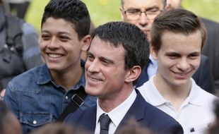 Le Premier ministre Manuel Valls, le 17 avril 2015 lors de son déplacement à Créteil, dans la banlieue parisienne