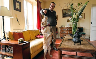 Alain Lemanissier, ici accompagné de son chien Ecco, a ouvert sa chambre d'hôte en 2011.