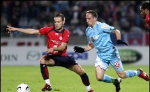 Si Lyon s'est encore éloigné grâce à sa victoire sur Valenciennes (2-1), c'est Lille qui a réussi à émerger du magma bien compact installé derrière l'OL en battant Marseille (1-0) dimanche, occupant une 2e place extrêmement convoitée, lors de la 13e journée de L1 de football.