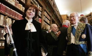 L'écrivaine algérienne Assia Djebar (g), membre de l'Académie française, aux côtés d'un de ses homologues, Alain Decaux (d) à l'Académie francaise le 22 juin 2006 à Paris