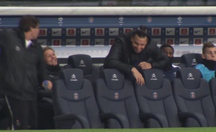 Zlatan Ibrahimovic se moque d'un soigneur du PSG, le 9 novembre 2014 contre l'OM au Parc des Princes.