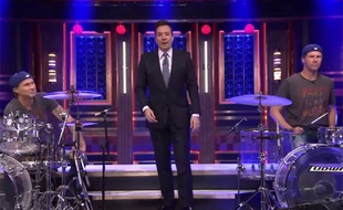 Duel à la batterie dans le Tonight Show de Jimmy Fallon entre le batteur des Red Hot Chili Peppers et l'humoriste Will Ferrell.