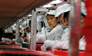 Des lycéennes accusent d'avoir été exploitées 11 heures par jour pour produire l'Iphone X dans une usine de Foxconn en Chine (illustration).