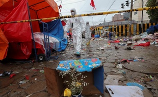 La police sur les lieux d'une explosion pendant le carnaval à Oruro (Bolivie), le 11 février 2018.