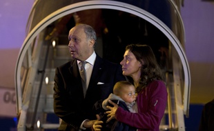 Laurent Fabius, le 30 avril, a accueilli des Français qui revenaient du Népal. KENZO TRIBOUILLARD / AFP