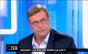Luc Poignant, chargé de communication du syndicat Unité SGP Police, sur le plateau de l'émission «C dans l'air».
