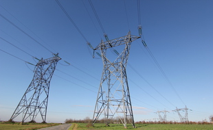 Photos de pylônes et poteaux électriques et ligne à haute tension RTE Enedis et EDF ici à Domloup près de Rennes.