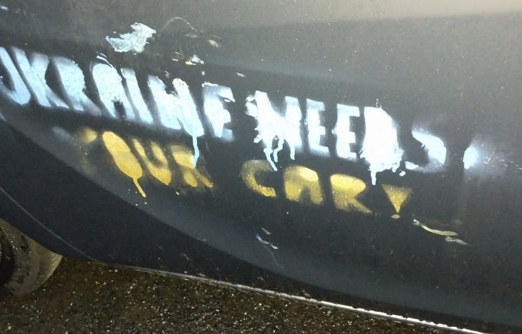 Guerre en Ukraine : « Ukraine needs your car ! »… Mais qui vandalise des voitures dans plusi image