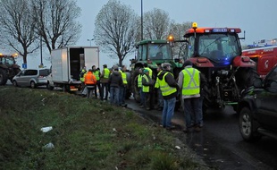 Des agriculteurs bloquent un accès menant à Paris, le 21 novembre 2013 à Eragny sur Oise, dans le Val d'Oise.