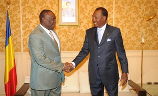 Les parlementaires centrafricains, sommés par les dirigeants d'Afrique centrale de réformer le pouvoir exécutif pour sortir de la crise en Centrafrique, devaient leur soumettre vendredi à N'Djamena un projet scellant un probable départ du président Michel Djotodia.
