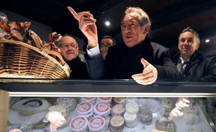Le candidat du MoDem à la présidentielle François Bayrou a martelé vendredi lors d'un déplacement en Haute-Savoie son credo du "made in France", égratignant au passage un parti socialiste auquel il reproche un manque de "sobriété et d'humilité".