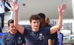 Benjamin Pavard, à son arrivée à l'aéroport Charles de Gaulle, lundi 16 juillet 2018.