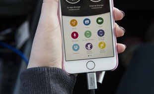 La clé USB JumpDrive C20i de Lexar permet d'accroître la mémoire de son iPhone de 128 Go.