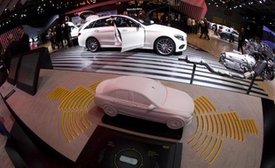 Sur le stand Mercedes du salon de l'automobile à Paris le 3 octobre 2014