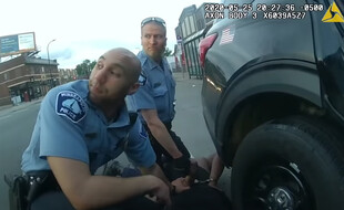 Les policiers Derek Chauvin et Alex Kueng immobilisant George Floyd le 25 mai 2020 (images de la bodycam de l'agent Thomas Lane).