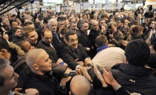 Après son discours, Nicolas Sarkozy a satisfait à la tradition en parcourant au pas de charge et dans une cohue indescriptible les allées du salon, le temps d'engloutir un verre de lait, une tranche de jambon et une pomme. Souvent applaudi à son passage, il a aussi essuyé quelques sifflets.