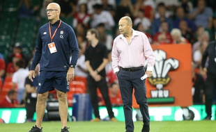 John Mitchell (à gauche) et Eddie Jones, ici en août 2019 lors d'un test match entre l'Angleterre et le pays de Galles.