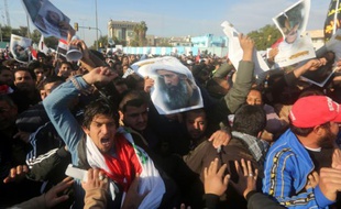 Des partisans du dignitaire chiite irakien Moqtada al-Sadr tentent d'entrer dans la Zone verte de Bagdad, qui abrite l'ambassade d'Arabie Saoudite, le 4 janvier 2016