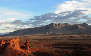 Montagnes dans le Désert de Mojave, lieu abritant de nombreux pétroglyphes amérindiens.