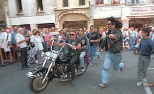 Johnny Hallyday avec Adeline, sur son Harley Davidson à Carpentras.