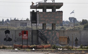 Des soldats turcs devant un poste dans la ville d'Akcakale, dans la province de Sanliurfa, dans le sud-est de la Turquie, ce lundi 21 octobre 2019.