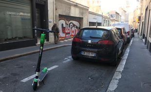 Une trottinette électrique en libre service à Marseille.