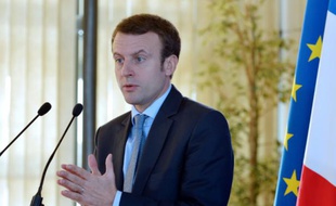 Le ministre de l'Economie Emmanuel Macron lors d'une conférence de presse à Paris le 23 novembre 2015
