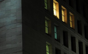 Des impacts de balles sont visibles sur une fenêtre du tribunal d'Istanbul après la prise d'otage qui a coûté la vie à un procureur et à ses deux agresseurs, le 31 mars 2015