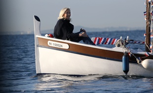Marine Le Pen en bateau.