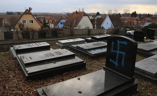 Des inscriptions nazies ont été apposées dans un cimetière en Alsace, à Quatzenheim, le 19 février 2019.