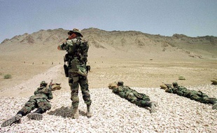 Des soldats français entraînent des militaires afghans, à l'Académie militaire de Kaboul.