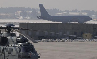 Les corps des quatre soldats français tués vendredi en Afghanistan par un soldat de l'armée afghane sont arrivés dimanche peu avant minuit à l'aéroport de Roissy Charles de Gaulle, a constaté un journaliste de l'AFP.